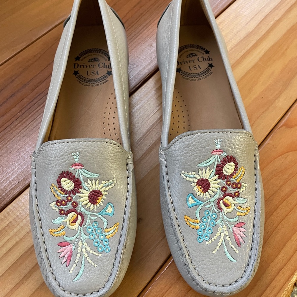 Driver Club USA Women's Floral Embroidered Loafers - Cream